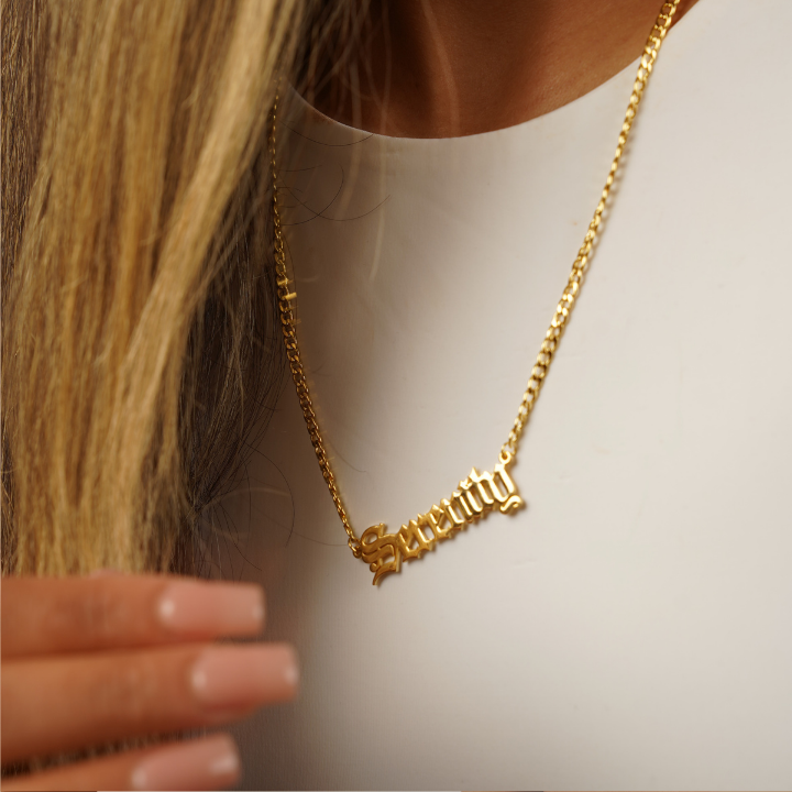Name necklace dorado 2025